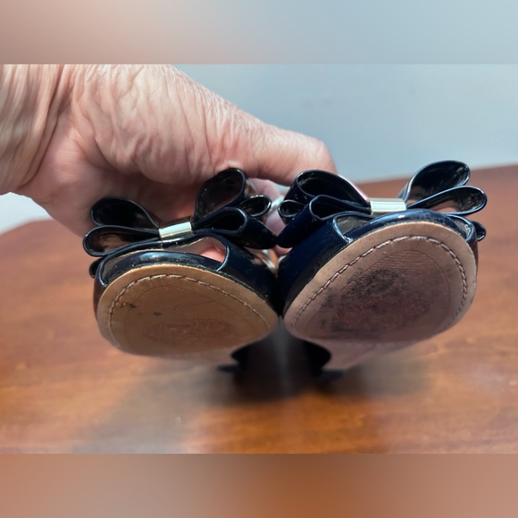 Vince Camuto Varro black patent peep toe wedge with bow 7 M - Picture 12 of 14